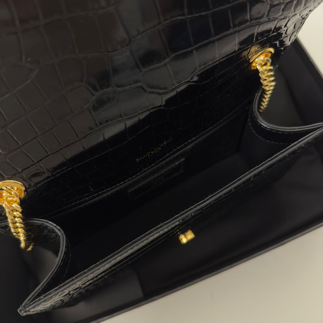 KATE TASSEL 20 SCHWARZES KROKODILMUSTER-KALBLEDER MIT GOLDENEM LOGO