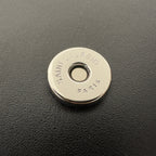 KATE TASSEL 20 SCHWARZES KALBSLEDER MIT SILBERNEN LOGO