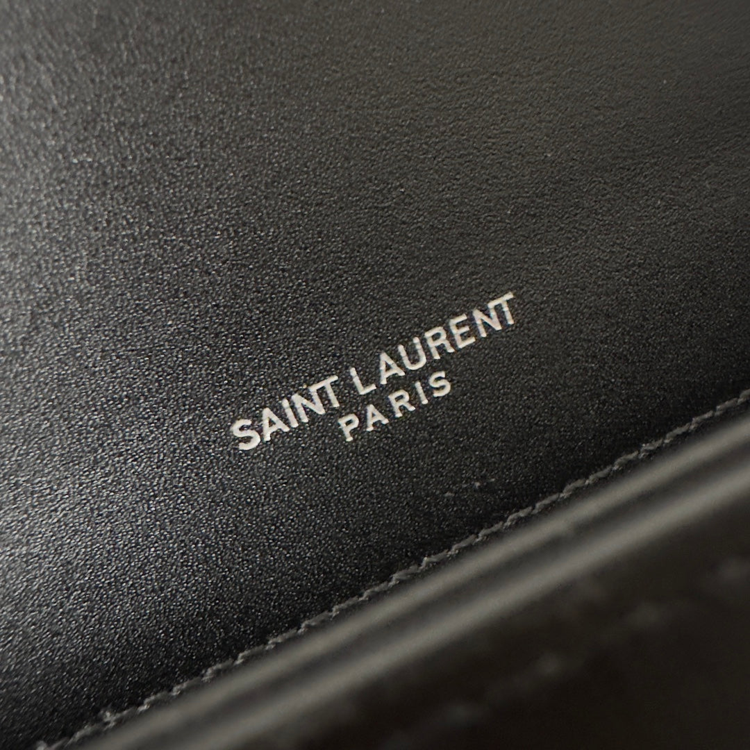 KATE TASSEL 20 SCHWARZES KALBSLEDER MIT SILBERNEN LOGO