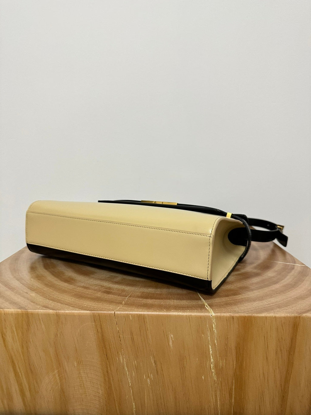 MANHATTAN 29 TOP-HANDLE IN GLATTEM SCHWARZ-BEIGE KALBSLEDER