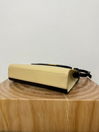 MANHATTAN 29 TOP-HANDLE IN GLATTEM SCHWARZ-BEIGE KALBSLEDER