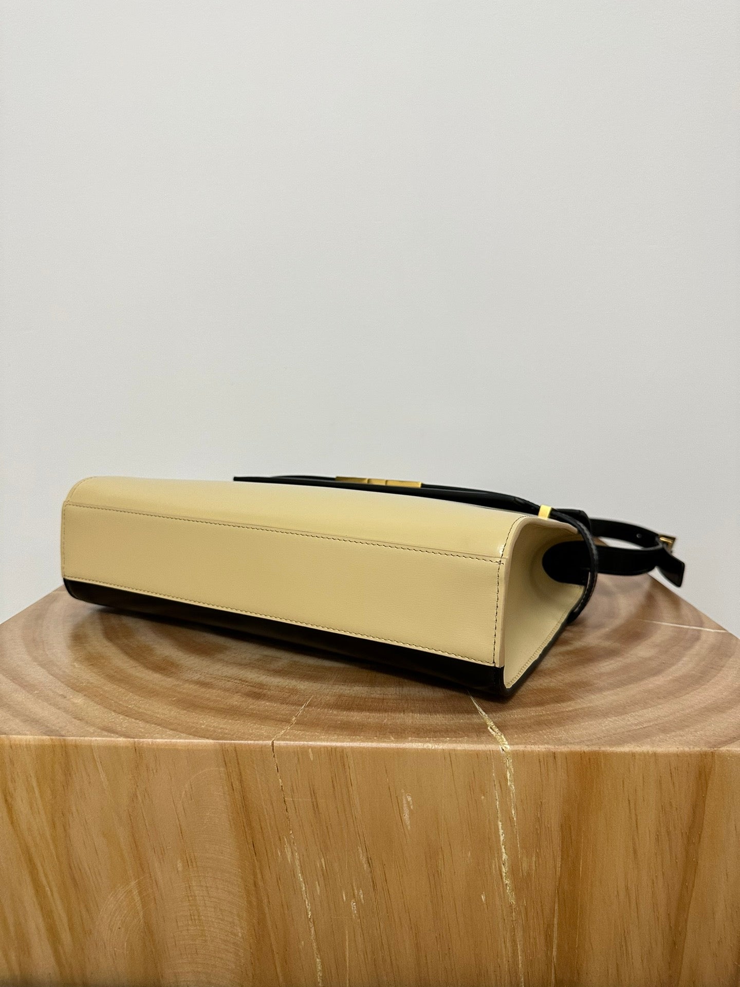 MANHATTAN 29 TOP-HANDLE IN GLATTEM SCHWARZ-BEIGE KALBSLEDER