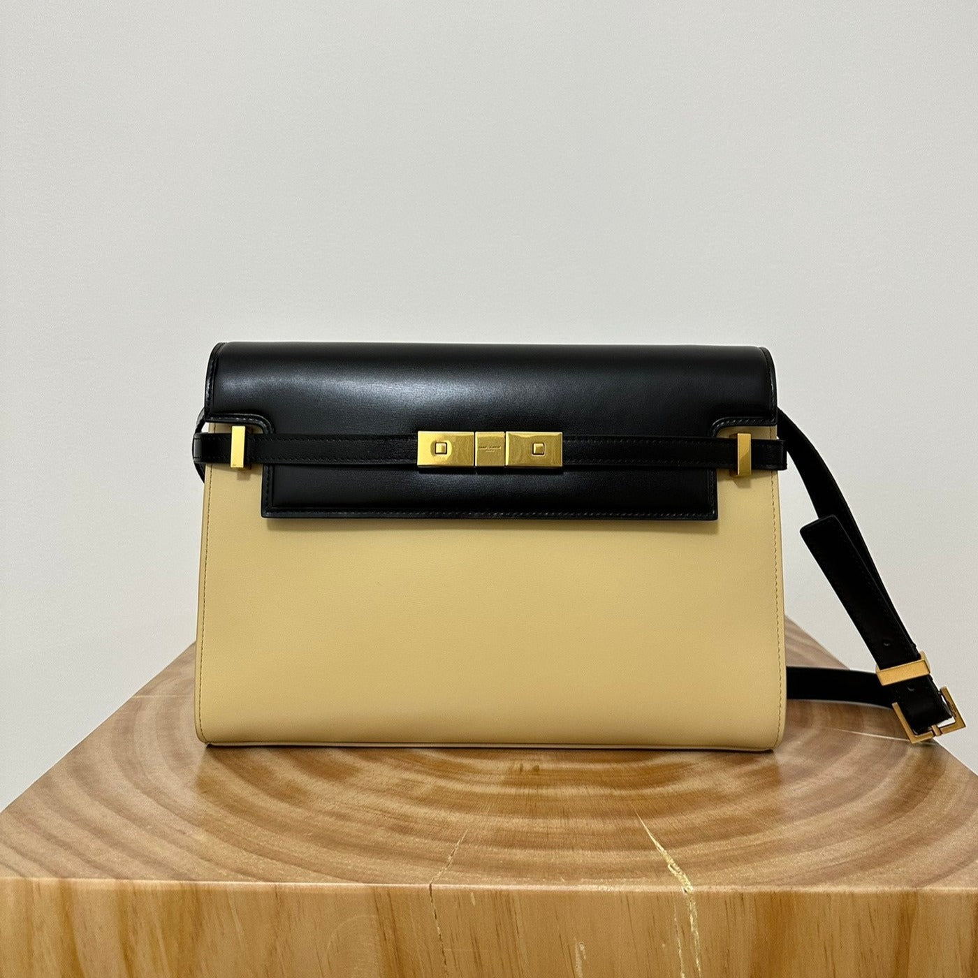 MANHATTAN 29 TOP-HANDLE IN GLATTEM SCHWARZ-BEIGE KALBSLEDER