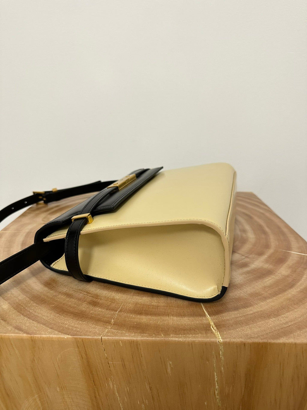 MANHATTAN 29 TOP-HANDLE IN GLATTEM SCHWARZ-BEIGE KALBSLEDER