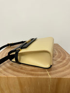 MANHATTAN 29 TOP-HANDLE IN GLATTEM SCHWARZ-BEIGE KALBSLEDER