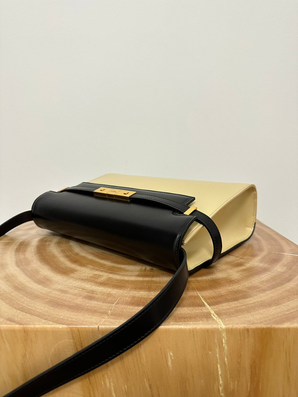 MANHATTAN 29 TOP-HANDLE IN GLATTEM SCHWARZ-BEIGE KALBSLEDER