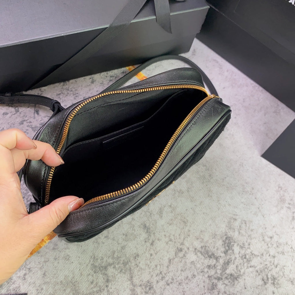 LOU KAMERATASCHE 23 IN SCHWARZEM WILDLEDER UND KALBSLEDERBESATZ