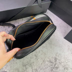 LOU KAMERATASCHE 23 IN SCHWARZEM WILDLEDER UND KALBSLEDERBESATZ