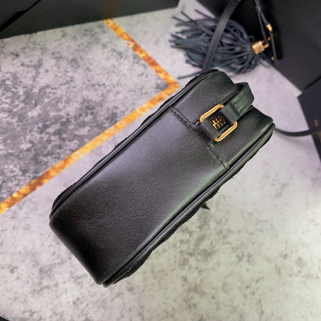 LOU KAMERATASCHE 23 IN SCHWARZEM WILDLEDER UND KALBSLEDERBESATZ