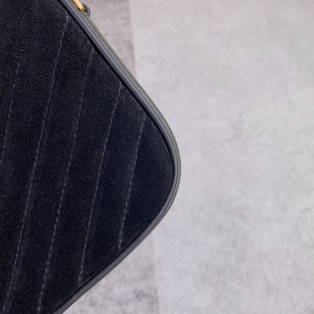 LOU KAMERATASCHE 23 IN SCHWARZEM WILDLEDER UND KALBSLEDERBESATZ