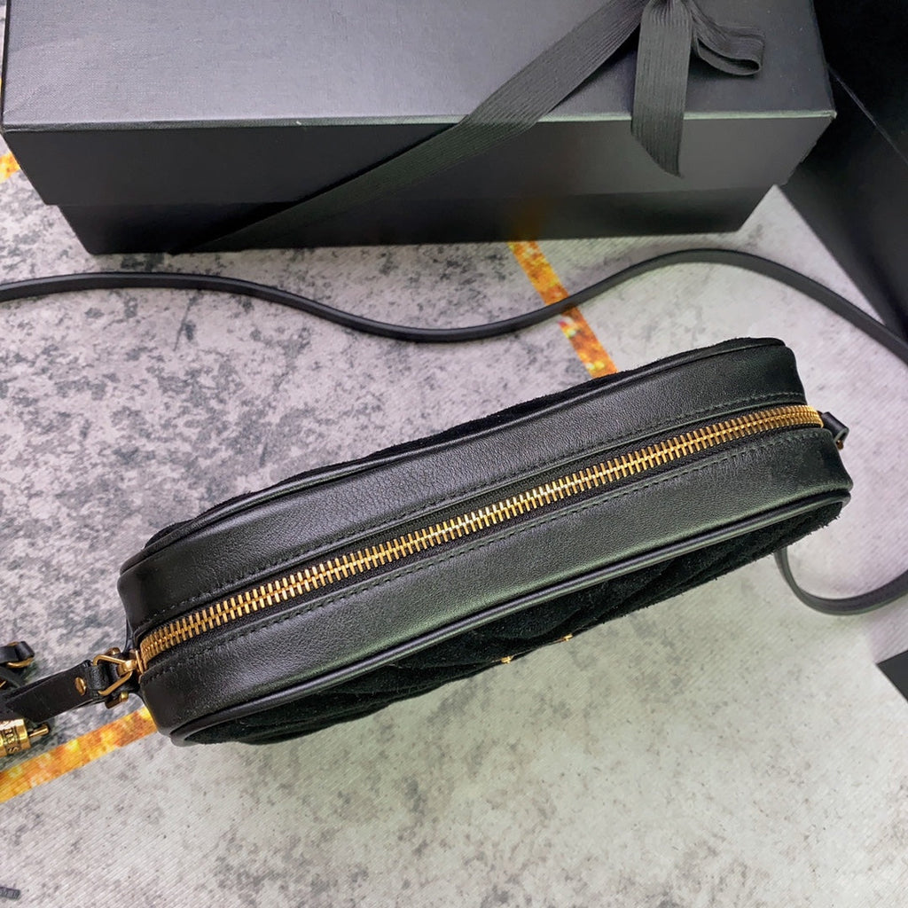 LOU KAMERATASCHE 23 IN SCHWARZEM WILDLEDER UND KALBSLEDERBESATZ