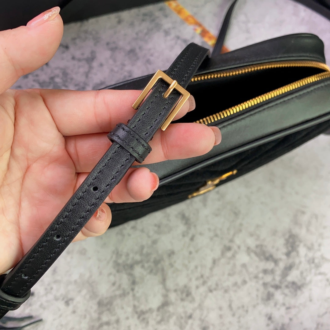 LOU KAMERATASCHE 23 IN SCHWARZEM WILDLEDER UND KALBSLEDERBESATZ