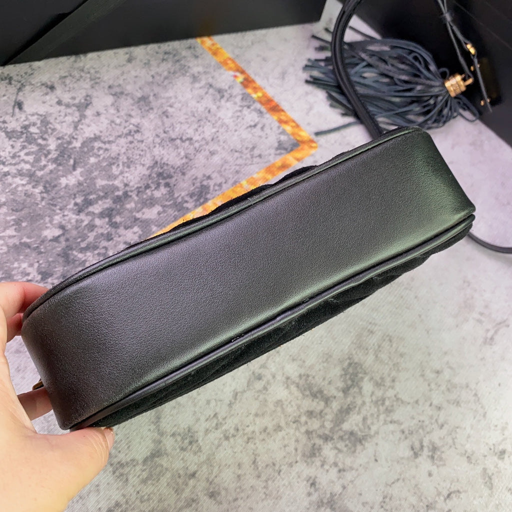 LOU KAMERATASCHE 23 IN SCHWARZEM WILDLEDER UND KALBSLEDERBESATZ