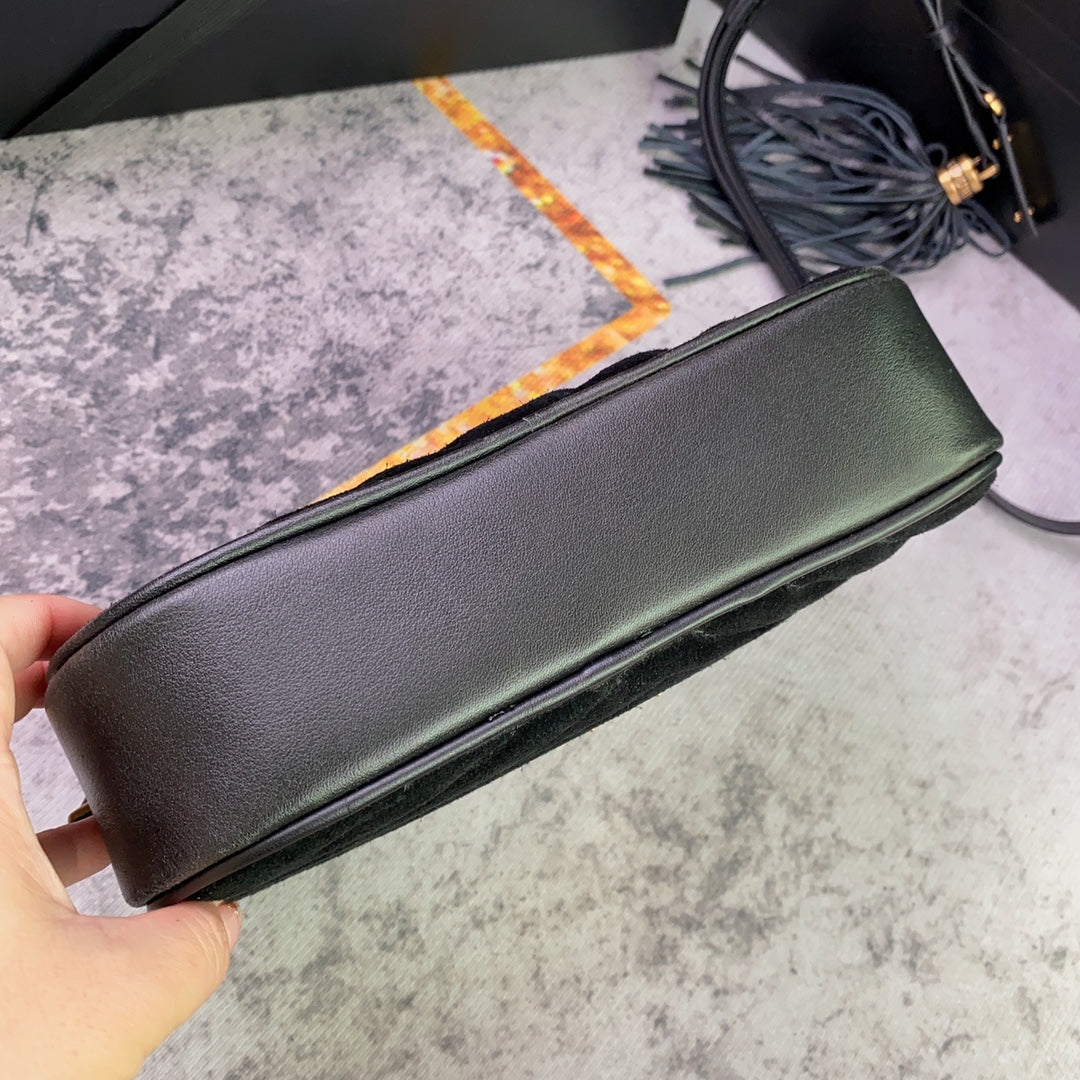 LOU KAMERATASCHE 23 IN SCHWARZEM WILDLEDER UND KALBSLEDERBESATZ