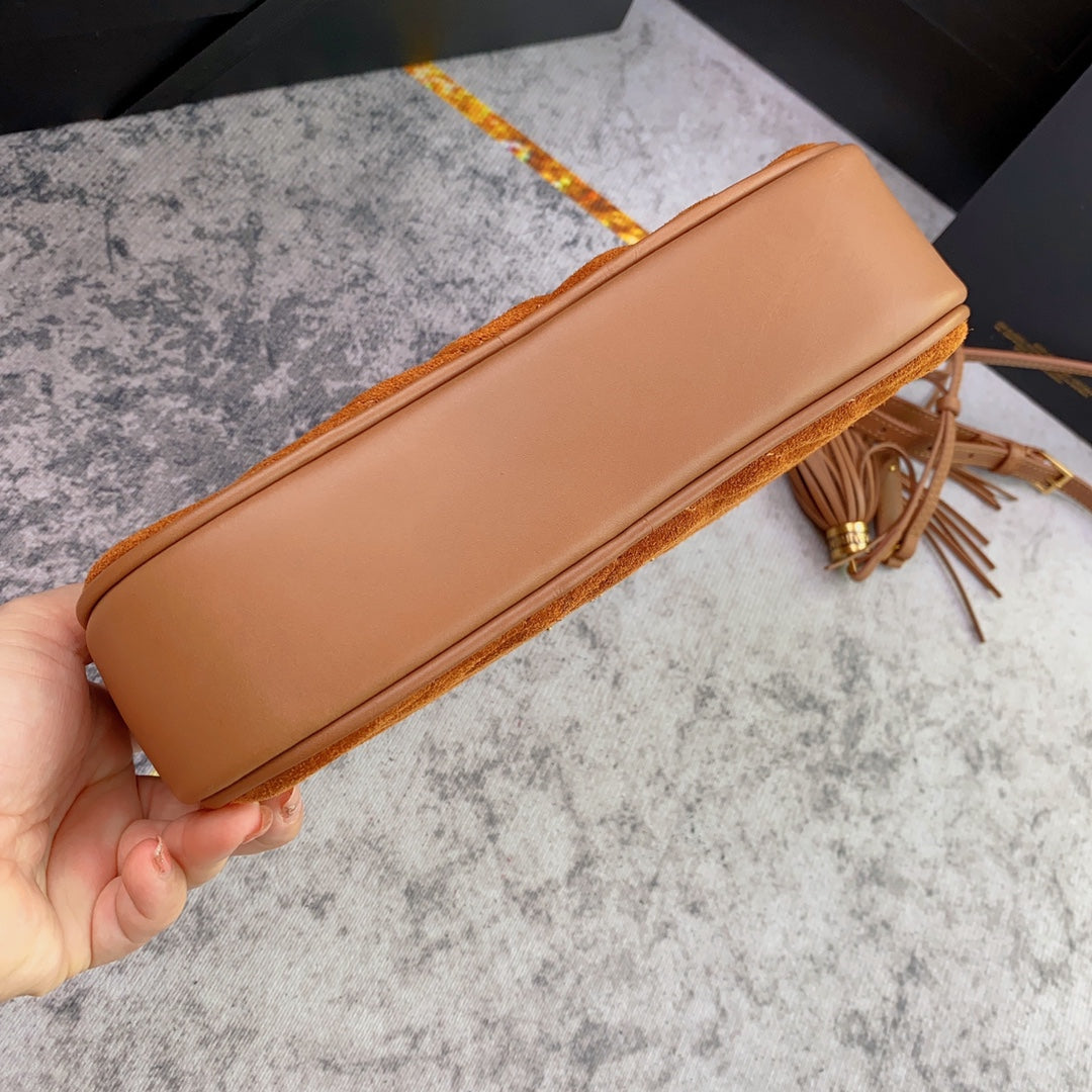 LOU KAMERATASCHE 23 IN SPANISCH-ORANGE-WILDLEDER UND BRAUNEN KALBSLEDERBESATZ