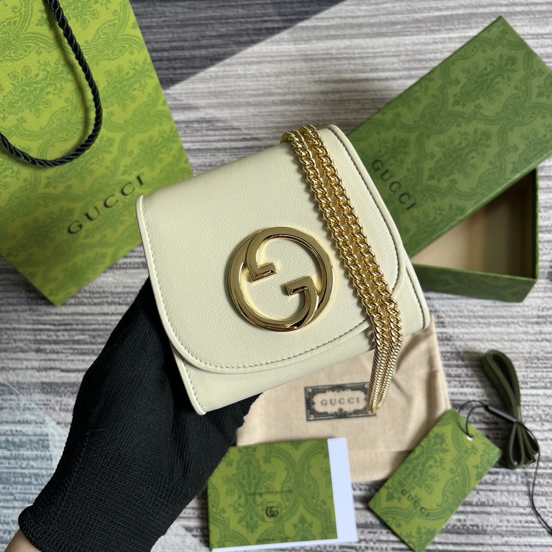 BLONDIE INTERLOCK MINI-SCHULTERTASCHE, 30 CM, WEISSES KALBSLEDER, GOLDKETTE