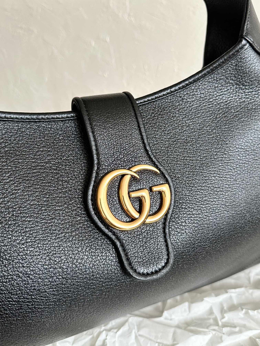 APHRODITE GROSSE 47 SCHULTERTASCHE AUS SCHWARZEM KALBSLEDER