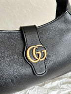 APHRODITE GROSSE 47 SCHULTERTASCHE AUS SCHWARZEM KALBSLEDER