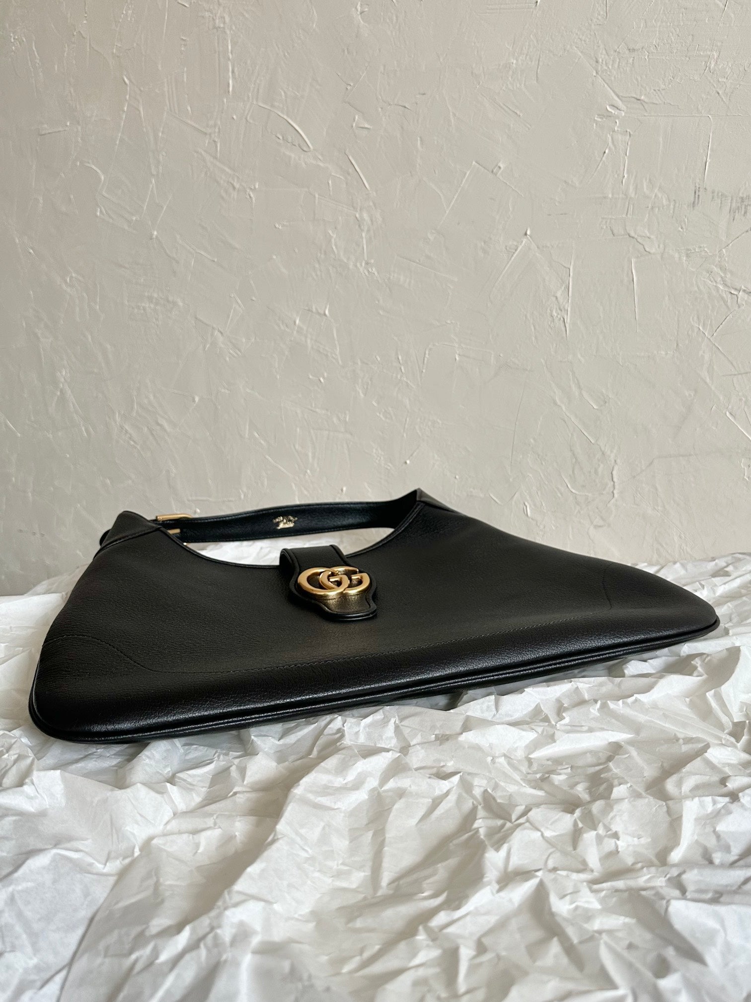 APHRODITE GROSSE 47 SCHULTERTASCHE AUS SCHWARZEM KALBSLEDER