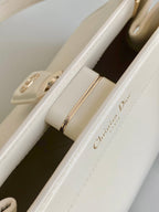 MITTLERE HANDTASCHE MIT 22 SCHLÜSSELN AUS WEISSEM KALBSLEDER