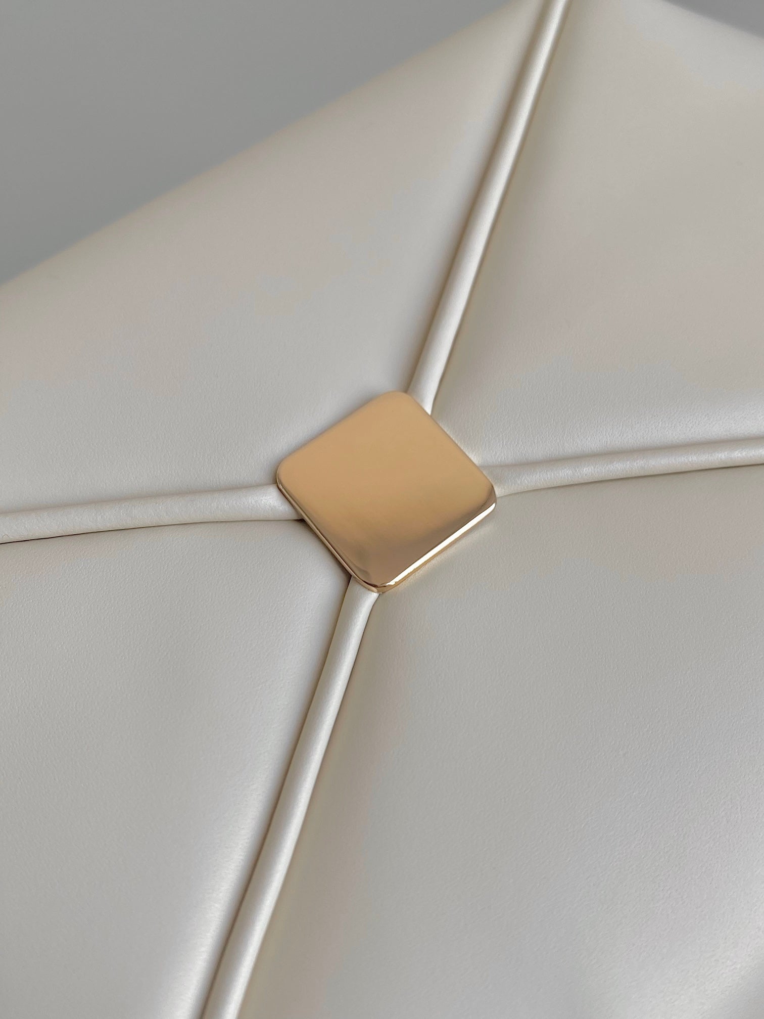 MITTLERE HANDTASCHE MIT 22 SCHLÜSSELN AUS WEISSEM KALBSLEDER