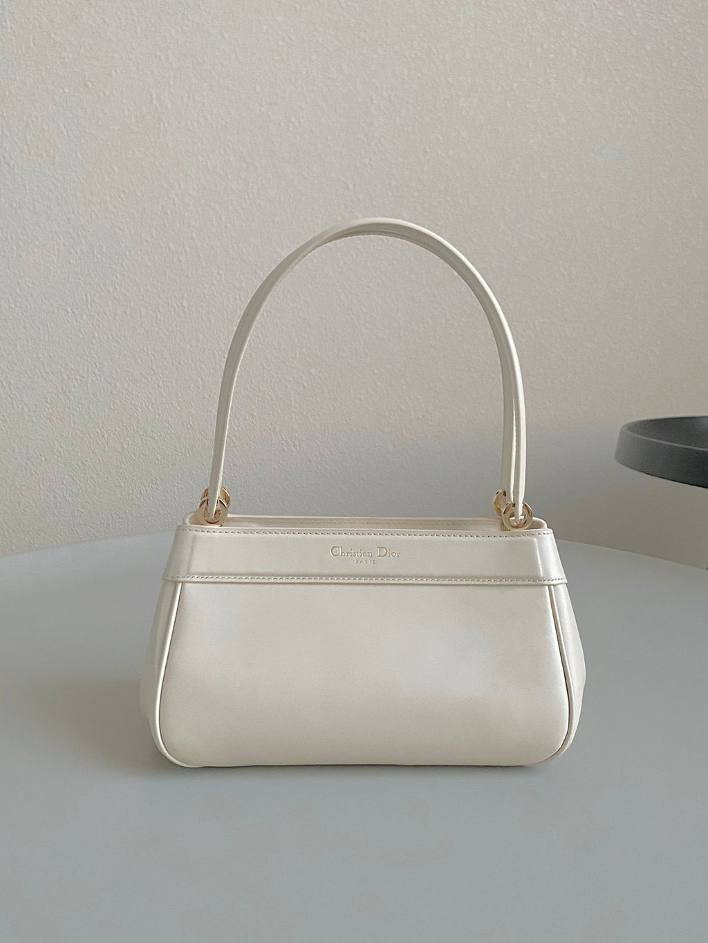 MITTLERE HANDTASCHE MIT 22 SCHLÜSSELN AUS WEISSEM KALBSLEDER