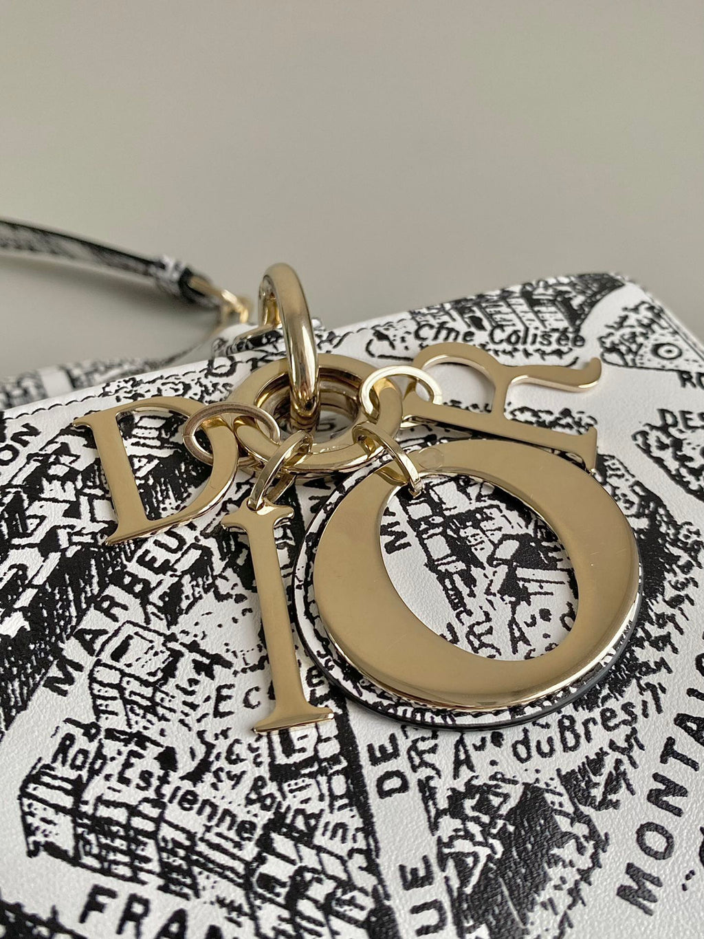 D-JOY 26-TASCHE MITTELGROSSE IN SCHWARZ-WEISSEM KALBSLEDER