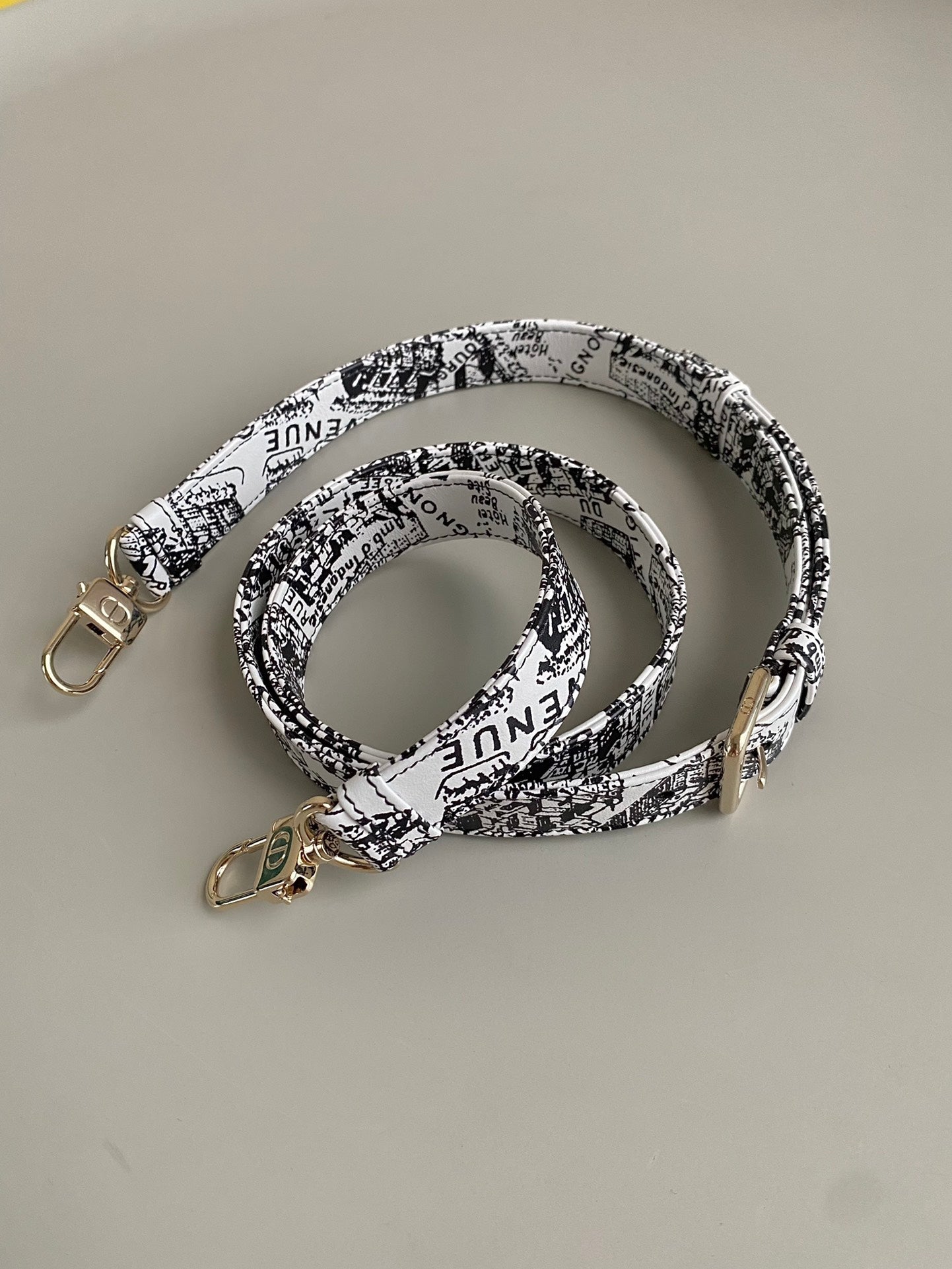 D-JOY 26-TASCHE MITTELGROSSE IN SCHWARZ-WEISSEM KALBSLEDER