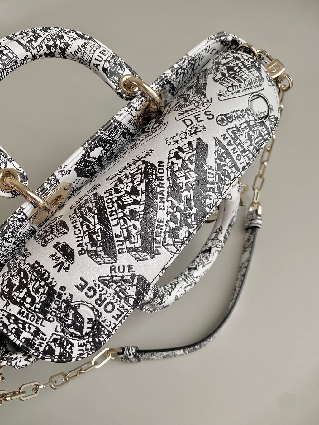 D-JOY 26-TASCHE MITTELGROSSE IN SCHWARZ-WEISSEM KALBSLEDER