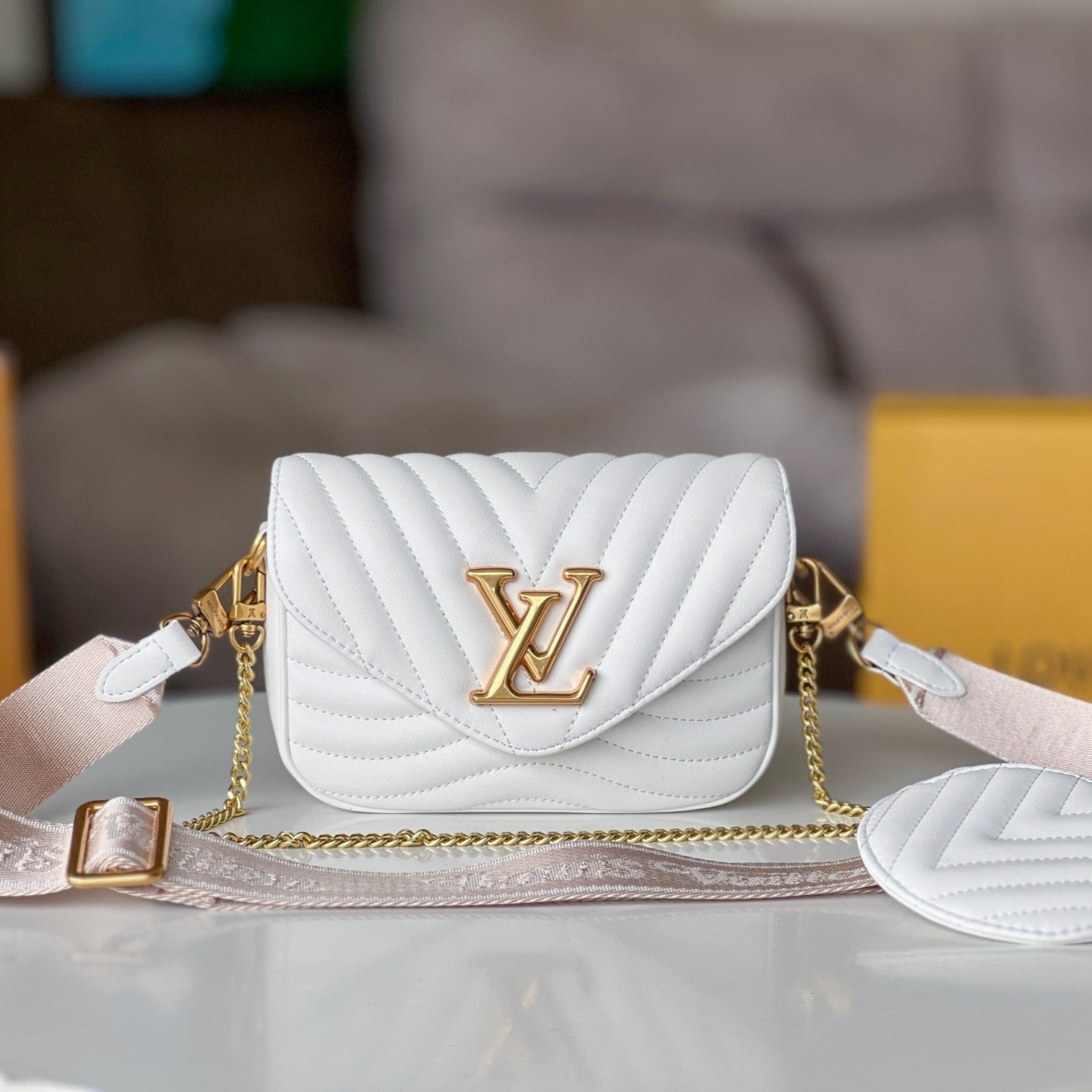 LV 25S WAVE MULTI POCHETTE 19 IN WEISSEM KALBSLEDER GOLDENE BESCHLÄGE