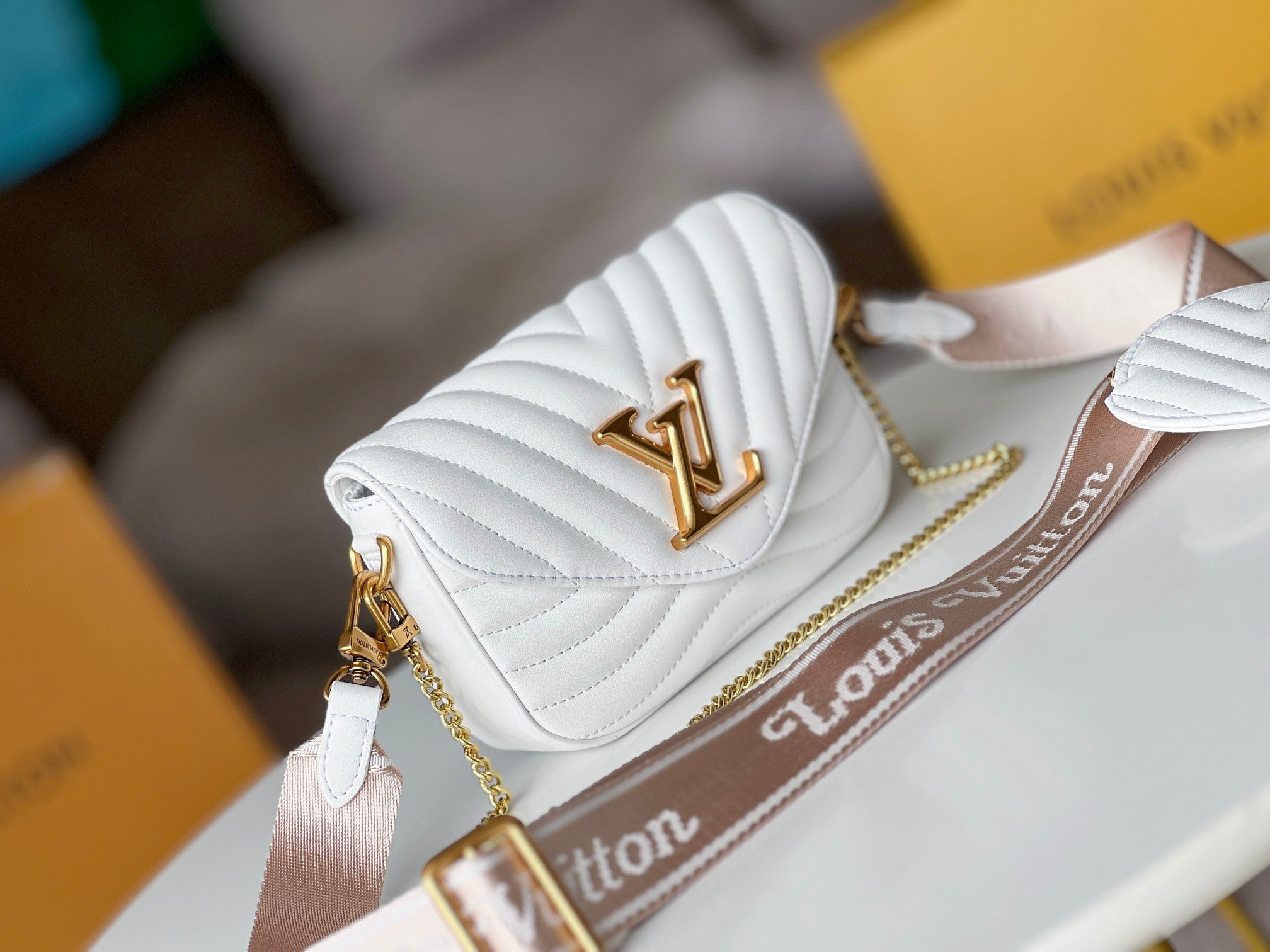 LV 25S WAVE MULTI POCHETTE 19 IN WEISSEM KALBSLEDER GOLDENE BESCHLÄGE
