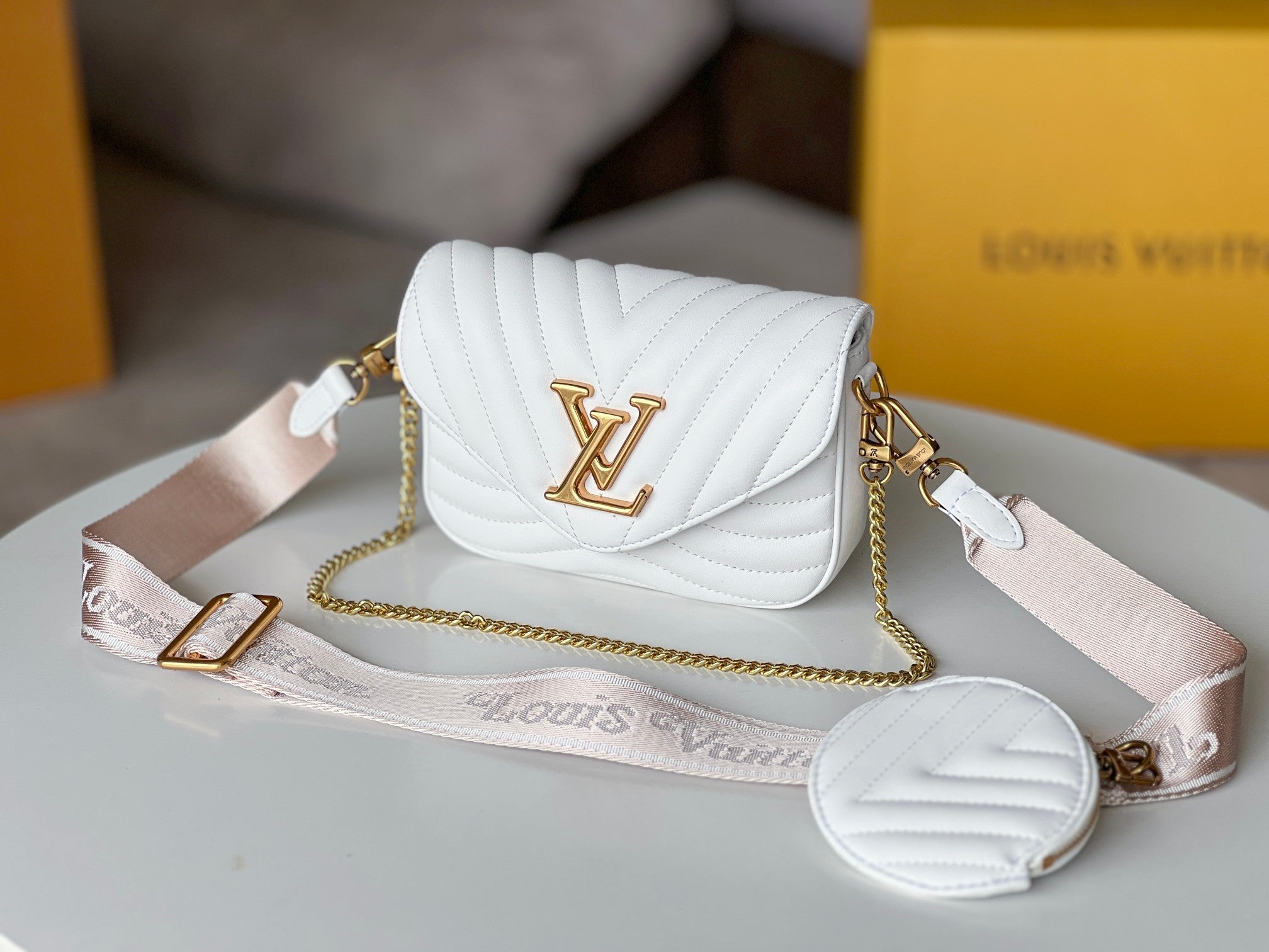 LV 25S WAVE MULTI POCHETTE 19 IN WEISSEM KALBSLEDER GOLDENE BESCHLÄGE