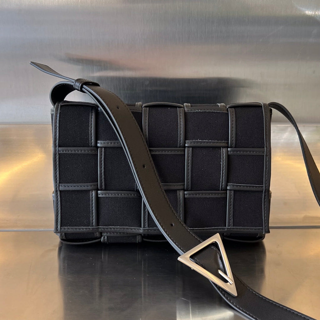 KLEINE KASSETTE 23 IN SCHWARZEM LEINWAND UND KALBSLEDERBESATZ