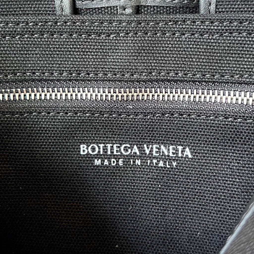 KLEINE KASSETTE 23 IN SCHWARZEM LEINWAND UND KALBSLEDERBESATZ