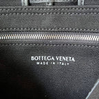 KLEINE KASSETTE 23 IN SCHWARZEM LEINWAND UND KALBSLEDERBESATZ