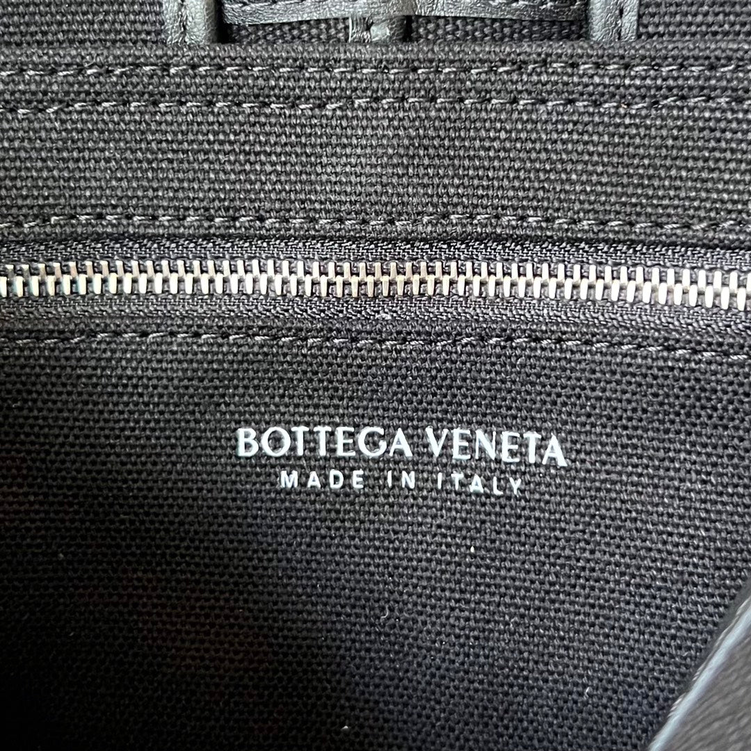 KLEINE KASSETTE 23 IN SCHWARZEM LEINWAND UND KALBSLEDERBESATZ