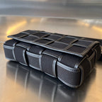 KLEINE KASSETTE 23 IN SCHWARZEM LEINWAND UND KALBSLEDERBESATZ