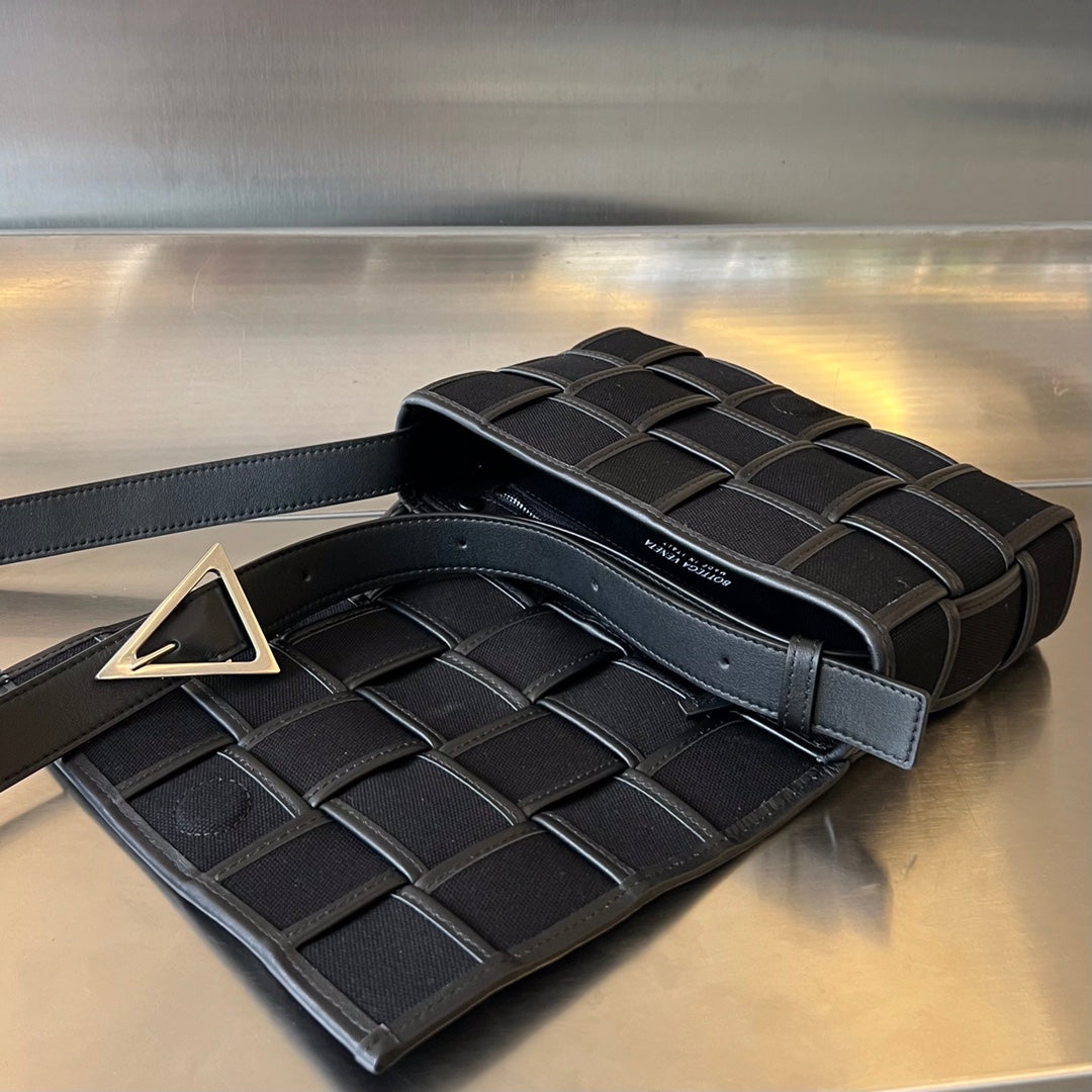 KLEINE KASSETTE 23 IN SCHWARZEM LEINWAND UND KALBSLEDERBESATZ