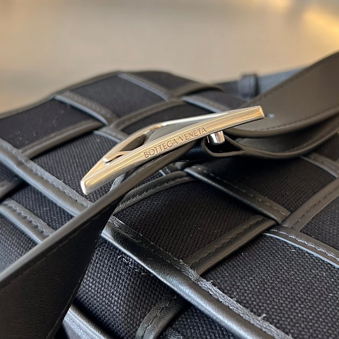 KLEINE KASSETTE 23 IN SCHWARZEM LEINWAND UND KALBSLEDERBESATZ