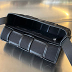 KLEINE KASSETTE 23 IN SCHWARZEM LEINWAND UND KALBSLEDERBESATZ