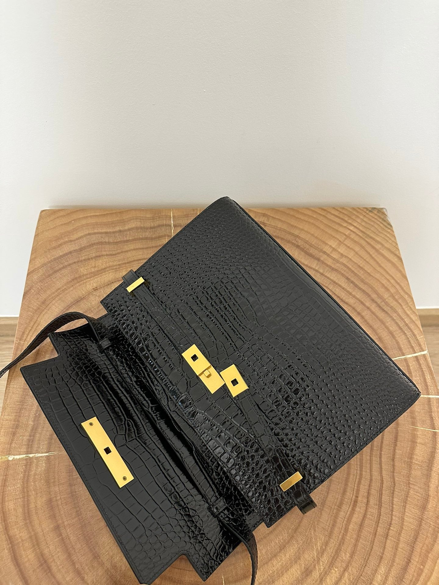 MANHATTAN 29 TOP-HANDLE IN SCHWARZEM KROKODIL-KALBLEDER