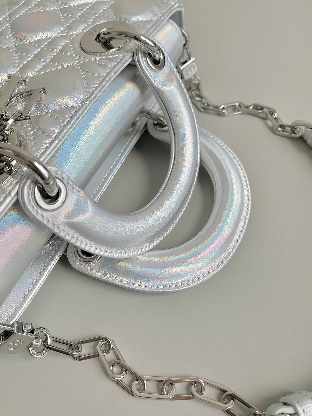 D-JOY Tasche 22 in silbernem Lammleder