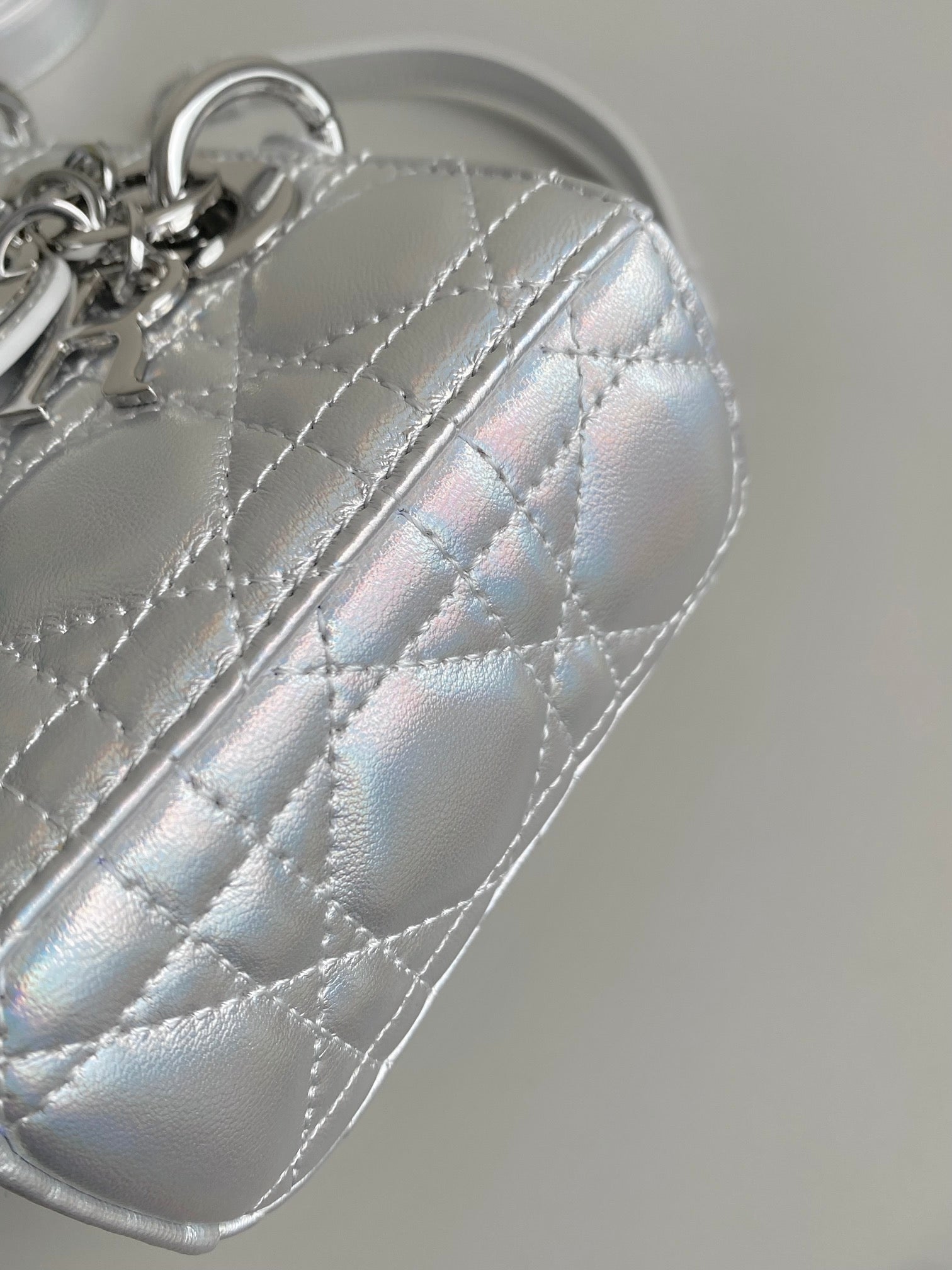 D-JOY Tasche 22 in silbernem Lammleder