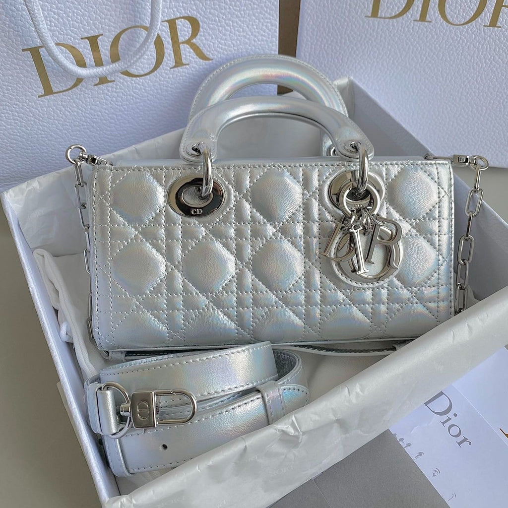 D-JOY Tasche 22 in silbernem Lammleder