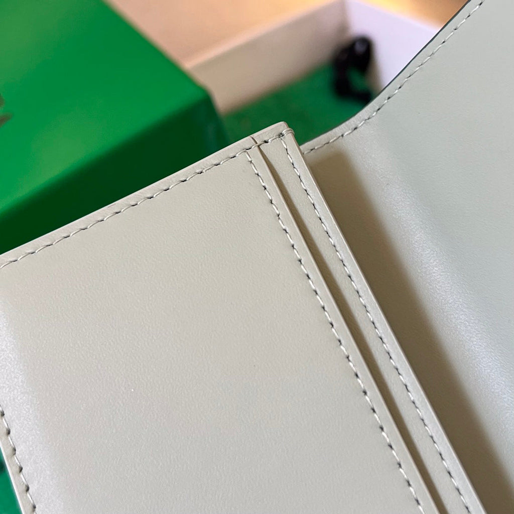 INTRECCIATO BUSINESS 11 SMARAGDGRÜNES KALBSLEDER-KARTENHÜLLE