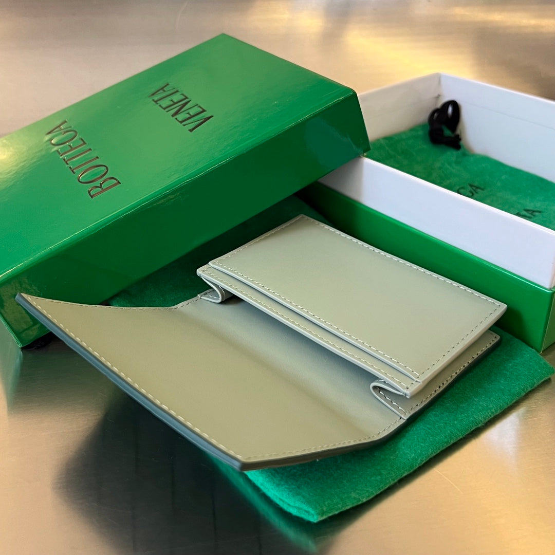 INTRECCIATO BUSINESS 11 SMARAGDGRÜNES KALBSLEDER-KARTENHÜLLE