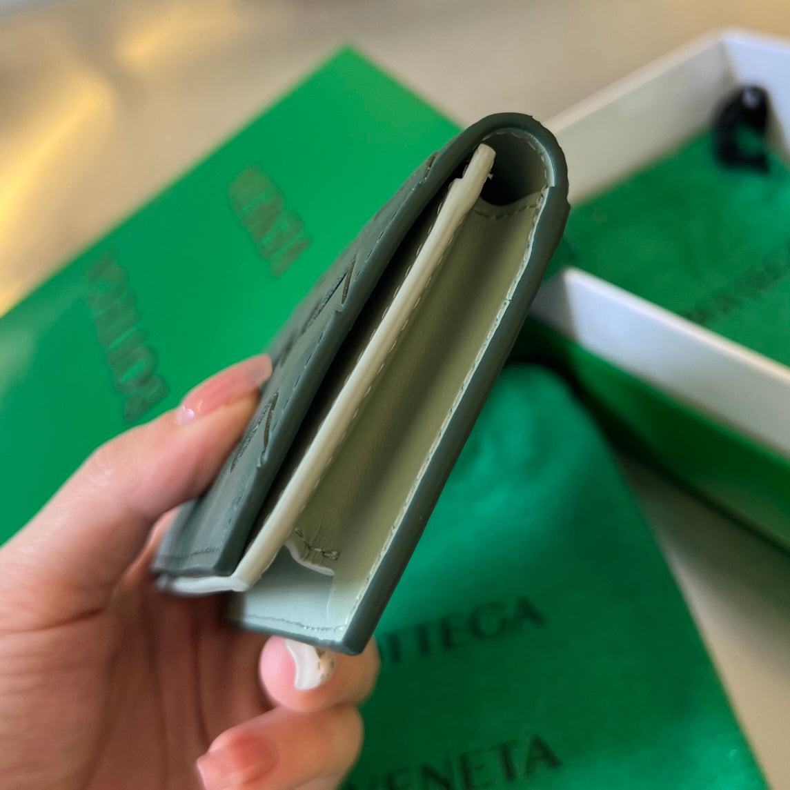 INTRECCIATO BUSINESS 11 SMARAGDGRÜNES KALBSLEDER-KARTENHÜLLE