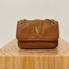 NIKI MEDIUM 26 LAMMFELL ZIMTBRAUN