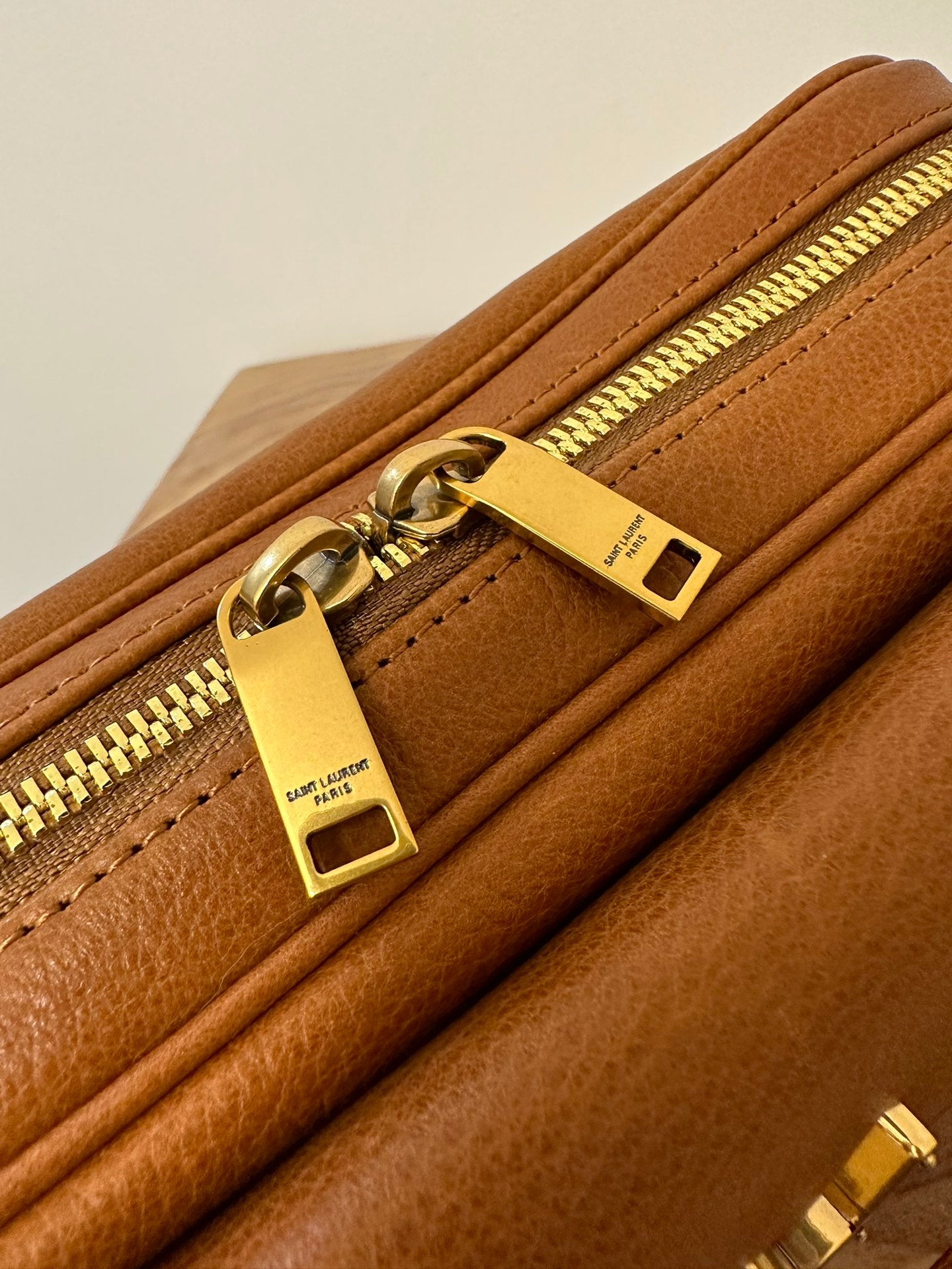 NIKI MEDIUM 26 LAMMFELL ZIMTBRAUN