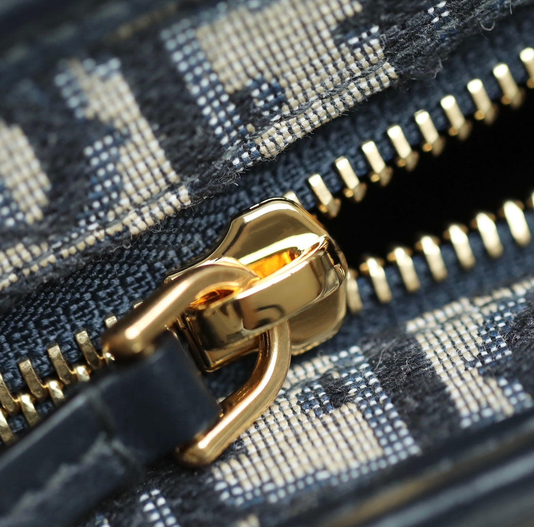 Buchtasche 26 in Schwarz, schräges Jacquardmuster